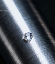  金属表面上的钻石特写3838#竖屏 	 