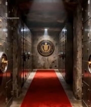  金库内景红地毯与金属保险柜1333#竖屏 	 