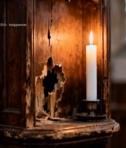  教堂内破损木柜与点燃蜡烛4168#竖屏 	 