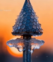  结冰金属尖顶日出景象3680#竖屏 	 