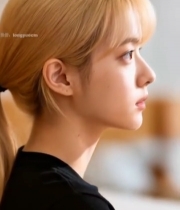  金发女子侧颜特写5167#竖屏 	 