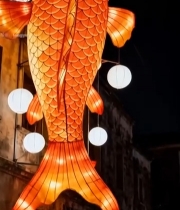  街道悬挂的鲤鱼造型花灯1654#竖屏 	 