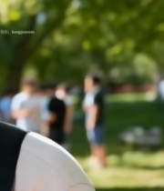  金发男子户外弹吉他2724#竖屏 	 