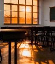  教室夕阳下的桌椅光影2465#竖屏 	 