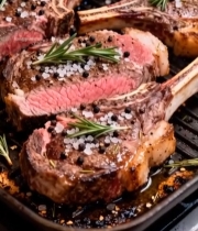  煎制撒料调味的牛排特写3354#竖屏 	 