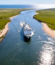  河流中航行的大型游轮6634#竖屏 	 