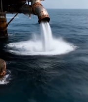  海上石油平台管道排水画面742#竖屏 	 