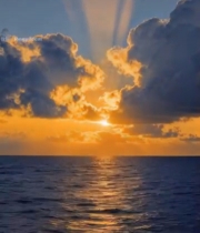  海上日落阳光穿透云层景象393#竖屏 	 