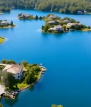  湖泊岛屿与沿岸建筑航拍3727#竖屏 	 