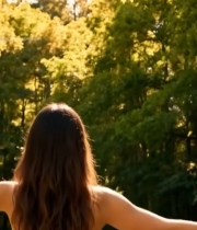  户外女子舒展双臂放松2515#竖屏 	 