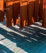  户外晾晒的橙色布料3363#竖屏 	 