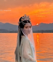  湖畔古装女子夕阳下伫立(1)7689#竖屏 	 