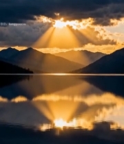  湖面夕阳与山峦风景674#竖屏 	 