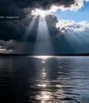  湖面阳光穿透云层景象60#竖屏 	 