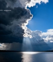  湖面上方云层与耶稣光景象1496#竖屏 	 