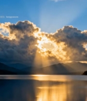  湖面阳光穿透云层风景2577#竖屏 	 