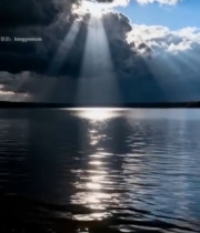  湖面阳光穿透云层景象(2)5008#竖屏 	 