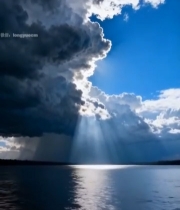  湖面乌云下的阳光穿透景象6277#竖屏 	 