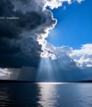  湖面乌云下的阳光穿透景象6277#竖屏 	 