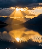  湖面山水间日出阳光洒落景象4817#竖屏 	 