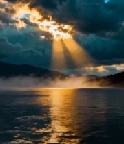  湖面日出阳光穿透云层景象(2)5317#竖屏 	 