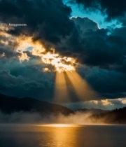  湖面日出阳光穿透云层景象(1)2147#竖屏 	 