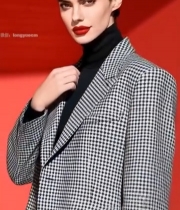  红背景前着格纹西装的女性2673#竖屏 	 