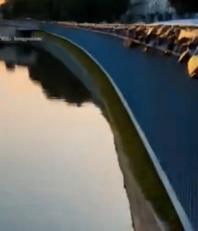  河畔栏杆上的爱心锁与日落2265#竖屏 	 