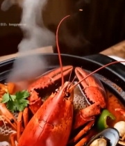  海鲜锅中的龙虾特写4077#竖屏 	 