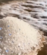  海滩上的晶体状物体特写5715#竖屏 	 