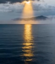  海上阳光穿透云层洒下光芒1725#竖屏 	 