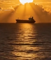  海上夕阳下的轮船2817#竖屏 	 