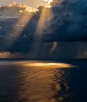  海上阳光穿透云层景象(2)6571#竖屏 	 