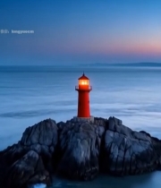  海上岩石上的红色灯塔(1)6030#竖屏 	 