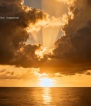  海上夕阳与云隙光景观3239#竖屏 	 