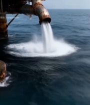  海上石油平台管道排水画面742#竖屏 	 