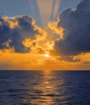  海上日落阳光穿透云层景象393#竖屏 	 