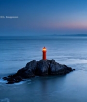  海上礁石上的红色灯塔1538#竖屏 	 