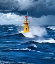  海上黄色航标与汹涌海浪4423#竖屏 	 