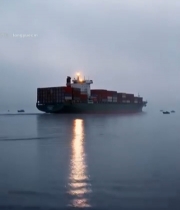  海上航行的集装箱货轮4756#竖屏 	 