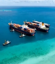  海上集装箱货轮俯拍素材5319#竖屏 	 