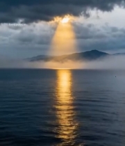  海上穿透云层的阳光景观2386#竖屏 	 