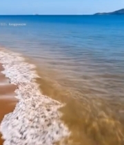  海边沙滩海浪与远处岛屿3445#竖屏 	 