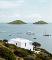  海边山丘上的白色房屋与海面游艇7638#竖屏 	 