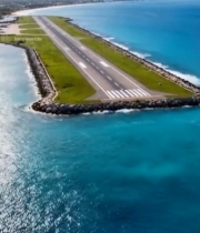  海滨机场跑道与城市天际线1752#竖屏 	 