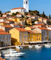  海滨城镇彩色建筑与停泊船只1176#竖屏 	 