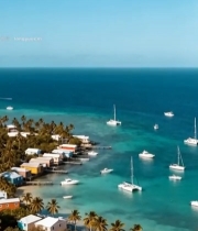  海滨彩色小屋与停泊船只5137#竖屏 	 