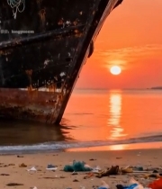  海边夕阳下带垃圾的老旧渔船2809#竖屏 	 