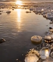  海边夕阳下的冰块与贝壳1928#竖屏 	 