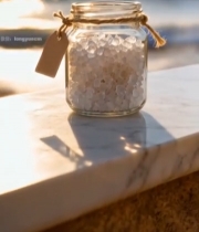  海边台面上的玻璃罐冰糖910#竖屏 	 